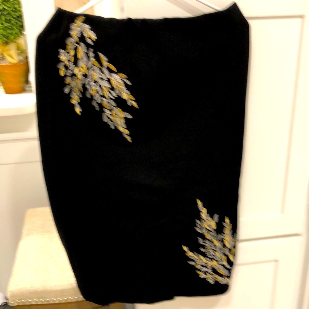 🖤Alfani black pencil skirt. Silver and gold stitching
